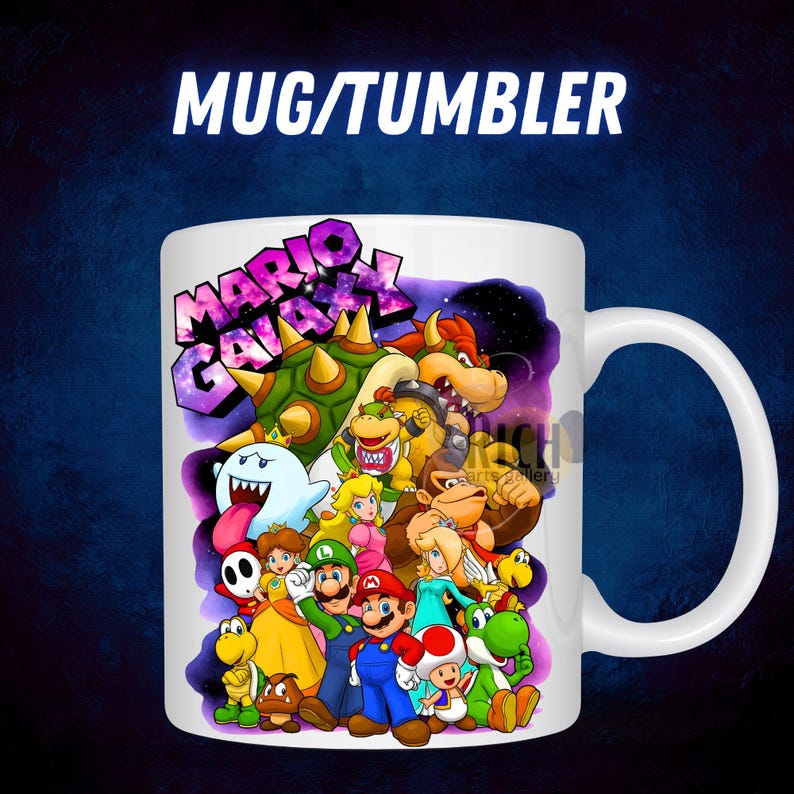 Puede incluir: Taza de cer&aacute;mica blanca con un gr&aacute;fico colorido de personajes del videojuego Mario Galaxy. La taza tiene un asa grande y el texto "MARIO GALAXY" se muestra de forma destacada. El fondo es azul oscuro con un dise&ntilde;o de galaxia p&uacute;rpura.