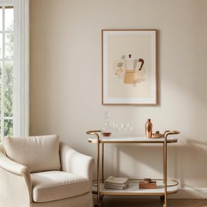 Può includere: Una stampa artistica incorniciata con un'illustrazione di caffettiera nei toni beige e marrone è appesa sopra un carrello bar dorato. Il carrello ha un piano in marmo e contiene bicchieri, uno shaker e una caraffa. Una poltrona color crema è nelle vicinanze.