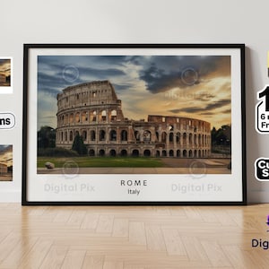 Può includere: Una stampa incorniciata del Colosseo a Roma, Italia, sotto un cielo drammatico al tramonto. L'antico anfiteatro è il punto focale, con la sua facciata in pietra erosa e le aperture ad arco. La stampa è etichettata "ROMA Italia".