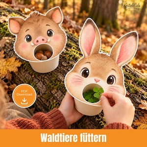Könnte beinhalten: Zwei Pappbecher mit Illustrationen eines braunen Wildschweins und eines braunen Hasen mit großen Augen. Der Wildschweinbecher enthält braune Eicheln, der Hasenbecher grüne Kleeblätter. Der Text KritzlKids und PDF Download sind zu sehen.
