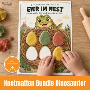 Puede incluir: Una alfombrilla de actividades rectangular con un dinosaurio de dibujos animados sobre un nido con seis contornos de huevos. El texto dice DINO-KNETABENTEUER EIER IM NEST Forme sechs Eier und lege sie ins Nest. Incluye un volcán y follaje.