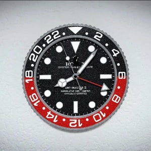 Può includere: Un orologio da parete rotondo con quadrante nero e indici bianchi circolari e rettangolari. La lunetta è divisa in sezioni rosse e nere con numeri bianchi da 2 a 22. Il testo Rolex Oyster Perpetual Date GMT-Master II è visibile.