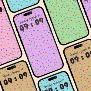 Op de afbeelding: Meerdere smartphones met schermen met een kleurrijk strooiselpatroon. Elke telefoon toont de tijd als 09:09 uur op maandag 19 oktober. De achtergrond is lichtbeige.