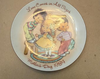 Talerz kolekcjonerski na Dzień Matki z 1984 r. „Miłość przychodzi we wszystkich rozmiarach”