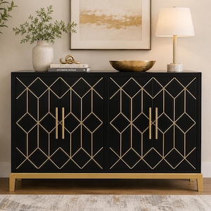 Puede incluir: Un aparador rectangular negro con cuatro puertas que presentan un patrón geométrico de diamantes en color dorado. El mueble tiene tiradores verticales largos y dorados en cada puerta y se apoya sobre una base de metal dorado con cuatro patas.