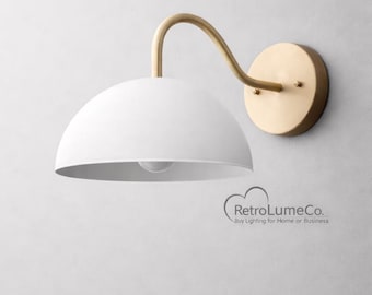 Aplique de pared moderno de latón | Lámpara de pared minimalista blanca con forma de cúpula | Luminaria de pared de estilo de mediados de siglo | Iluminación para dormitorio y sala de estar