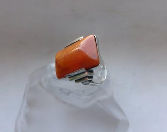 Art Deco ring in sterling silver with a butterscotch amber cabochon, dating to the Art Deco period, weight 7.55 g, ring size about 17.8 mm.