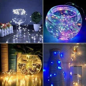 Puede incluir: Un collage de luces de cadena LED decorativas en varios entornos. Las luces están envueltas alrededor de una copa de vino, dentro de un cuenco de vidrio y sobre botellas. Las luces emiten brillos blancos, azules y multicolores, creando un ambiente festivo.