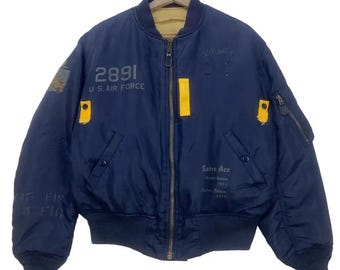 Chaqueta bomber Avirex 2891 Sabre Ace MA-1 de la Fuerza Aérea de EE. UU., «Cliff Jolley» y «Olley Roger»