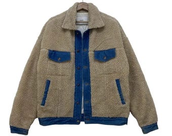 Chaqueta vaquera sherpa estilo camionero icónica y elegante de moda urbana