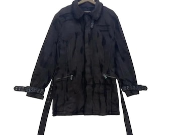 Moda di strada giapponese in soffitta, stile grunge, elegante, effetto invecchiato, cappotto lungo pesante