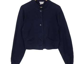 Chaqueta con botones y top corto de Agnes B., hecha en Francia