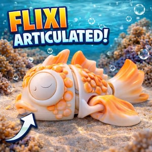 Peut inclure: Un poisson jouet articulé orange et crème, posé sur du sable. Le poisson a un corps segmenté et des nageoires, avec le texte "FLIXI ARTICULATED!" en arrière-plan. Des bulles et du corail complètent la scène sous-marine.