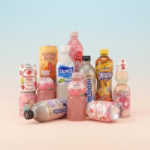 Könnte beinhalten: Eine Sammlung verschiedener Getränke in Flaschen und Dosen, darunter Erdbeermilch und Calpico. Die Getränke sind in rosa, weißen, gelben und transparenten Flaschen und Dosen. Einige Dosen haben japanischen Text.
