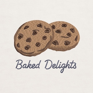 Può includere: Due biscotti ricamati con gocce di cioccolato, marrone chiaro con gocce di cioccolato marrone scuro. Il testo "Baked Delights" è scritto in corsivo sotto.