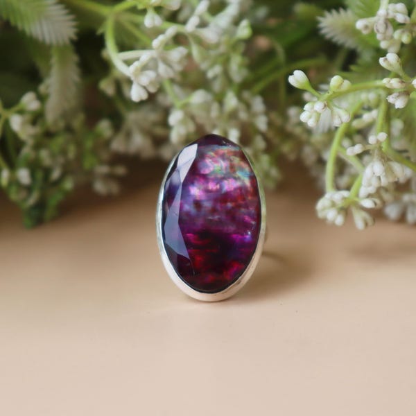 Anillo ovalado de ammolita arcoíris, joyería bohemia llamativa de plata de ley.