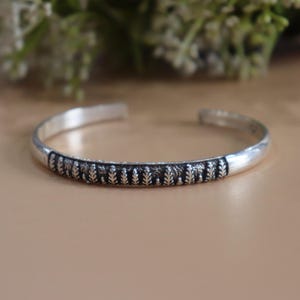 Bracelet manchette tribal minimaliste, jonc ouvert fait main en argent 925, bracelet bohème empilable, bijoux artisanaux rustiques, manchette unisexe réglable