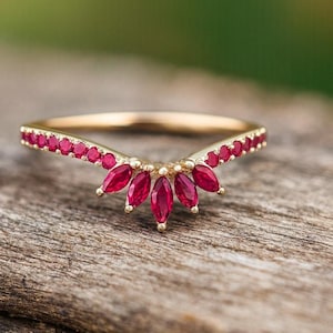 Ruby Chevron stapelring Marquise Ruby trouwring sierlijke 14K gouden V-vormige bruidsring unieke rode edelsteen sieraden cadeau voor liefde afbeelding 1