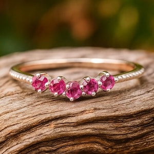 Gebogen robijn stapelring, sierlijke roze edelsteen band, gouden minimale trouwring, geboortesteen juli geboortesteen verjaardag sieraden cadeau voor haar