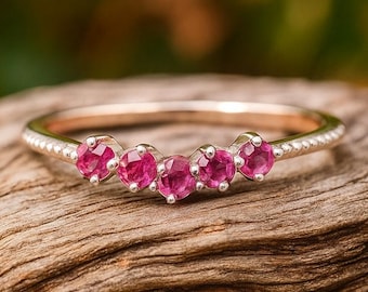 Gebogen robijn stapelring, sierlijke roze edelsteen band, gouden minimale trouwring, geboortesteen juli geboortesteen verjaardag sieraden cadeau voor haar