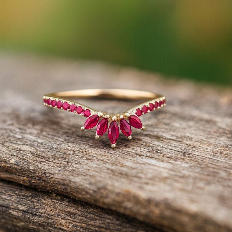 Ruby Chevron stapelring Marquise Ruby trouwring sierlijke 14K gouden V-vormige bruidsring unieke rode edelsteen sieraden cadeau voor liefde afbeelding 1