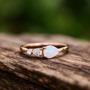 Bague de fiançailles en opale taille poire en or 14 carats, bague en diamant avec opale en forme de larme délicate, bijoux de mariée minimalistes, bague de promesse, cadeau pour elle