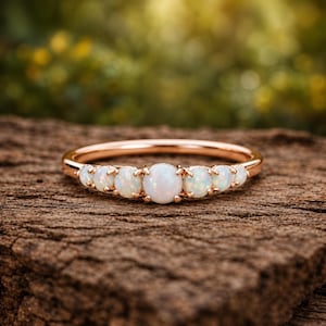 Fede nuziale con opale, anello rotondo in oro rosa con opale, delicato anello impilabile a cinque pietre, regalo per lei per l'anniversario.