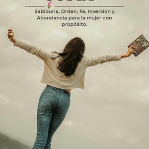 Puede incluir: Imagen con el nombre "SOFIA" y texto en español debajo. Se ve a una persona de espaldas, con una parte superior de color claro y vaqueros, sosteniendo un libro con los brazos extendidos. La imagen tiene una estética suave y natural.