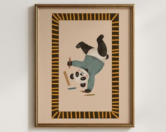 Puede incluir: Una lámina de arte enmarcada que muestra un panda con un suéter verde azulado, haciendo el pino sobre un fondo beige claro. El panda está rodeado por una regla y tres lápices. La obra está encerrada en un borde rectangular oscuro y texturizado.