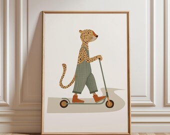 Puede incluir: Una lámina de arte enmarcada con una ilustración estilizada de un leopardo moteado con peto de cuadros verdes y zapatillas naranjas, montado en un patinete verde claro sobre un camino beige con un fondo blanco roto.