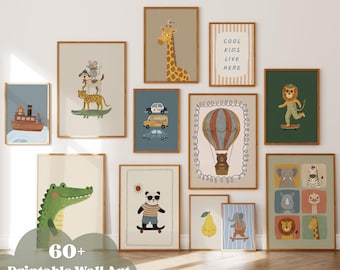 Puede incluir: Una colección de doce láminas de pared enmarcadas con ilustraciones de animales, vehículos y un globo aerostático. Los diseños incluyen una jirafa, un cocodrilo, un oso en un globo, un panda en un monopatín y el texto COOL KIDS LIVE HERE.