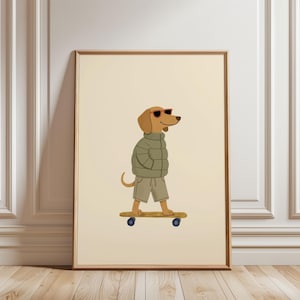 Puede incluir: Una l&aacute;mina art&iacute;stica enmarcada con la ilustraci&oacute;n de un perro de color marr&oacute;n claro que lleva gafas de sol con montura naranja, una chaqueta acolchada de color verde salvia y pantalones cortos beige sobre un monopat&iacute;n de madera.