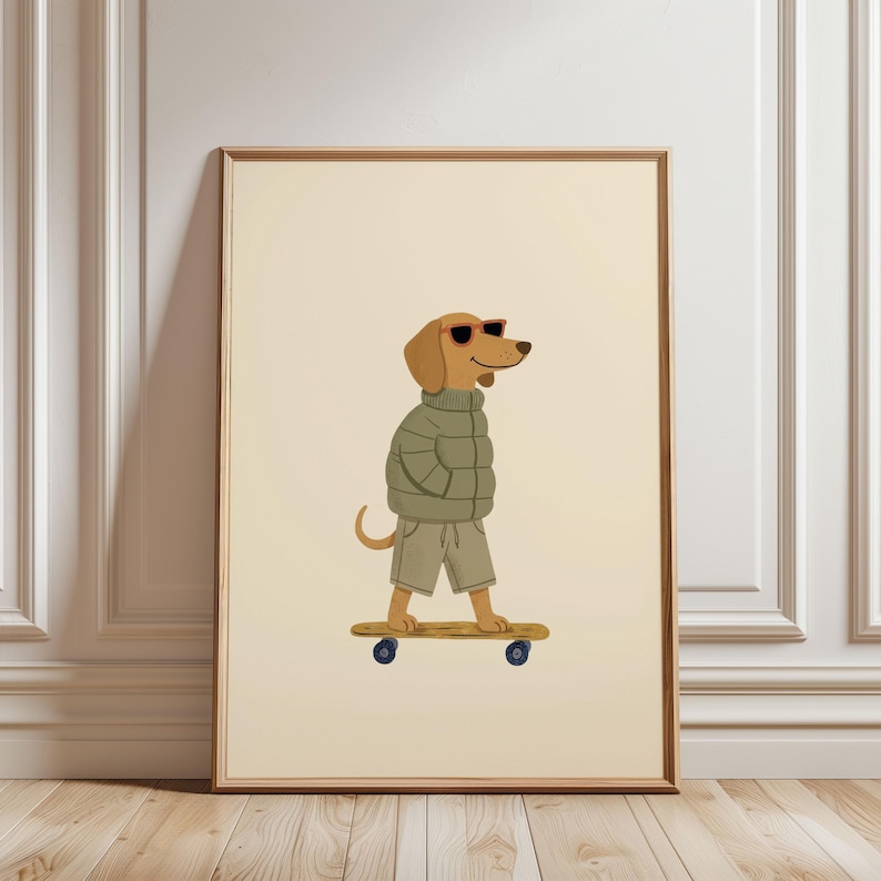 Puede incluir: Una l&aacute;mina art&iacute;stica enmarcada con la ilustraci&oacute;n de un perro de color marr&oacute;n claro que lleva gafas de sol con montura naranja, una chaqueta acolchada de color verde salvia y pantalones cortos beige sobre un monopat&iacute;n de madera.