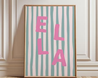 Puede incluir: Una lámina decorativa rectangular en un marco de madera que muestra el nombre ELLA en letras rosas grandes y llamativas, centradas sobre un fondo de rayas verticales de estilo dibujado a mano en rosa claro y verde salvia.