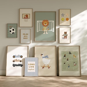 Puede incluir: Un conjunto de diez l&aacute;minas enmarcadas para pared con ilustraciones de un le&oacute;n en una porter&iacute;a de f&uacute;tbol, un ganso en monopat&iacute;n, varios balones deportivos, coches antiguos y animales jugando al f&uacute;tbol, con textos como "PLAY ALL DAY" y "LONG LIVE Boyhood".