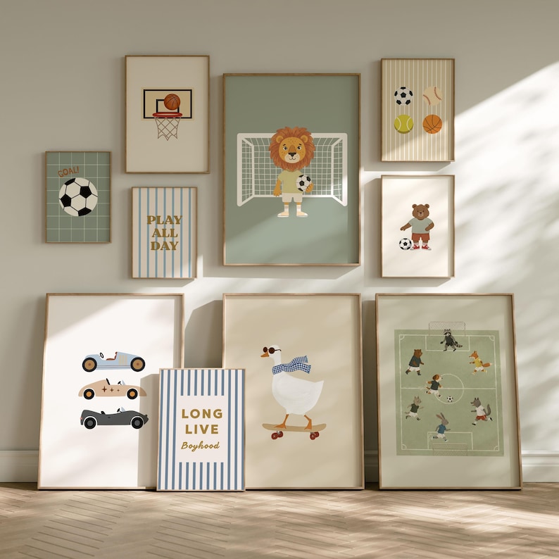 Puede incluir: Un conjunto de diez l&aacute;minas enmarcadas para pared con ilustraciones de un le&oacute;n en una porter&iacute;a de f&uacute;tbol, un ganso en monopat&iacute;n, varios balones deportivos, coches antiguos y animales jugando al f&uacute;tbol, con textos como "PLAY ALL DAY" y "LONG LIVE Boyhood".