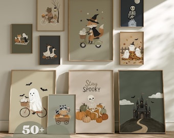 Puede incluir: Una colección de diez láminas decorativas enmarcadas con ilustraciones de Halloween que incluyen fantasmas, esqueletos, animales y un castillo encantado. Los diseños presentan tonos tierra apagados y el texto Stay Spooky.