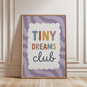 Tiny Dreams Club - Lámina decorativa para pared, póster con cita para guardería, decoración retro para habitación infantil, lámina tipográfica para sala de juegos, obra de arte para habitación de bebé.