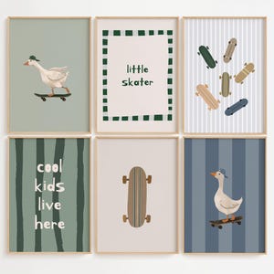 Puede incluir: Un conjunto de seis l&aacute;minas de pared enmarcadas con ilustraciones de gansos en monopatines, varios monopatines y el texto little skater y cool kids live here. Las impresiones utilizan una paleta de colores verde salvia, azul y crema.