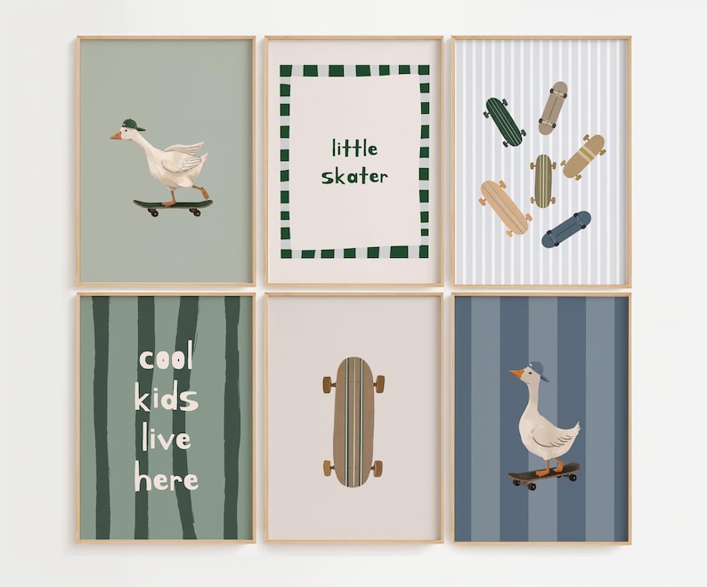 Puede incluir: Un conjunto de seis l&aacute;minas de pared enmarcadas con ilustraciones de gansos en monopatines, varios monopatines y el texto little skater y cool kids live here. Las impresiones utilizan una paleta de colores verde salvia, azul y crema.