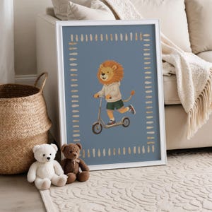 Puede incluir: Una l&aacute;mina enmarcada con un le&oacute;n de dibujos animados de melena dorada, con sudadera beige y pantal&oacute;n corto verde oscuro, montado en un patinete plateado. La ilustraci&oacute;n tiene un fondo azul ceniza con un borde rectangular de puntos dorados.