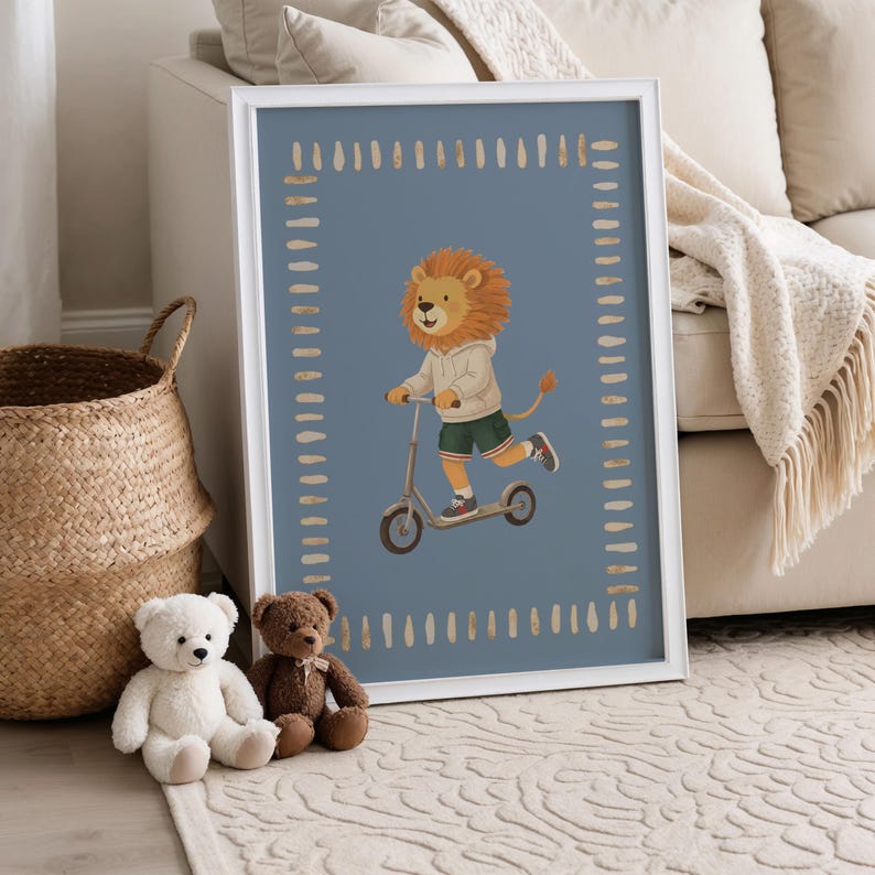 Puede incluir: Una l&aacute;mina enmarcada con un le&oacute;n de dibujos animados de melena dorada, con sudadera beige y pantal&oacute;n corto verde oscuro, montado en un patinete plateado. La ilustraci&oacute;n tiene un fondo azul ceniza con un borde rectangular de puntos dorados.