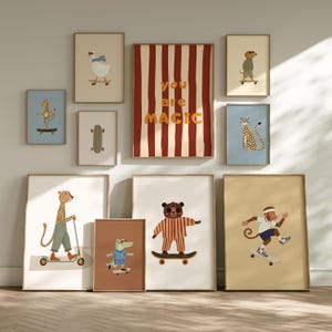 Puede incluir: Un conjunto de diez l&aacute;minas enmarcadas que muestran animales ilustrados sobre monopatines y patinetes, incluyendo un ganso, una jirafa, un perro, un leopardo, un cocodrilo, un oso y un mono, con un p&oacute;ster central con el texto you are MAGIC.
