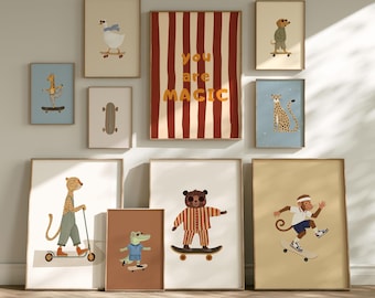 Puede incluir: Un conjunto de diez láminas enmarcadas que muestran animales ilustrados sobre monopatines y patinetes, incluyendo un ganso, una jirafa, un perro, un leopardo, un cocodrilo, un oso y un mono, con un póster central con el texto you are MAGIC.