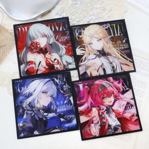 Puede incluir: Cuatro parches cuadrados con ilustraciones de estilo anime de personajes femeninos. Cada parche presenta un personaje diferente con colores de cabello y atuendos únicos. El texto es visible en cada parche, incluidos los nombres y el año 2025.