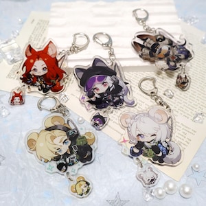 Könnte beinhalten: Eine Sammlung von Acryl-Schlüsselanhängern mit Charakterdesigns im Anime-Stil. Die Schlüsselanhänger zeigen verschiedene Charaktere mit detaillierten Kunstwerken, befestigt an silbernen Schlüsselringen. Jeder Schlüsselanhänger hat einen kleineren, passenden Anhänger.