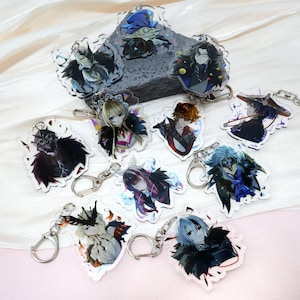 Può includere: Una collezione di portachiavi in acrilico con vari design di personaggi in stile anime. Ogni portachiavi ha un anello e un fermaglio in metallo color argento. I personaggi presentano opere d'arte dettagliate con colori vivaci, tra cui blu, rosso e nero.