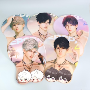 Peut inclure: Ensemble de cinq tapis de souris ergonomiques avec des personnages masculins de style anime. Chaque tapis possède un repose-poignet et un design coloré avec un arrière-plan de scène de plage. Les tapis portent l'inscription "EPS".