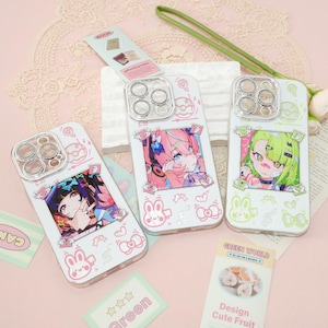 Könnte beinhalten: Drei weiße Handyhüllen mit Anime-Charakterdesigns. Jede Hülle zeigt einen anderen Charakter in einem farbenfrohen Rahmen, umgeben von Hasen- und Schleifenmotiven. Die Hüllen haben silberne Kameraringe und liegen auf einer rosa Oberfläche.