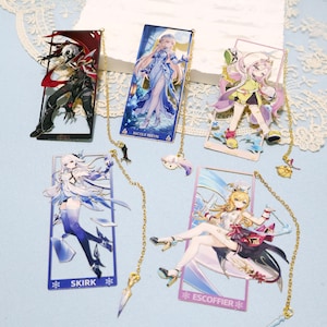 Puede incluir: Colección de marcadores de personajes de estilo anime. Cada marcador presenta una ilustración de cuerpo completo de un personaje, con cadenas y dijes dorados. Los personajes están en varias poses y atuendos, con nombres como "SKIRK" y "ESCOFFIER".